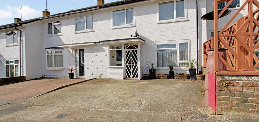 For Sale : Loriners, Southgate, Crawley